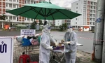 Sinh viên tình nguyện tiếp nhận đồ gửi vào Bệnh viện dã chiến