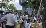 Người dân tập trung theo dõi Công an TP. Đà Nẵng khám xét trụ sở chính của công ty GFDI tại Đà Nẵng 