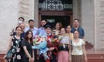 Nguyễn Xuân Đại bên gia đình trong ngày tốt nghiệp trường Đại học Y Hà Nội 
