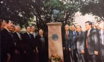 Đoàn đại biểu Việt Nam viếng tượng Nguyễn Trãi. Tháng 6/2005 