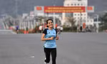Phạm Thị Hồng Lệ trong buổi chạy sáng ở Quảng trường Nhân dân tỉnh Lai Châu Ảnh: Như Ý 