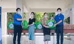 Đại diện Tỉnh Đoàn Nghệ An trao quà cho du học sinh Lào gặp khó khăn do dịch COVID-19 