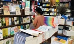 Nhân viên một gian hàng sách tại Đường Sách đang chuẩn bị để mở cửa vào cuối tuần này 