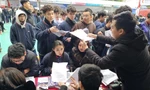 Thí sinh bắt đầu tìm hiểu thông tin tuyển sinh của các trường ĐH, CĐ Ảnh: Diệp An