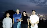 Tỷ phú Bill Gates và bạn gái chụp ảnh lưu niệm cùng nghệ nhân trà và sư cô sau buổi uống trà Ảnh: NVCC 
