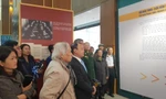 Các đại biểu xem và nghe thuyết minh tại Triển lãm “Hội nghị Paris - Cuộc đàm phán lịch sử” Ảnh: KIẾN NGHĨA