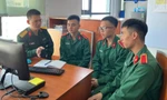 TS Phùng Văn Minh (ngoài cùng bên trái) trao đổi với học viên Học viện KTQS tham gia nghiên cứu khoa học 
