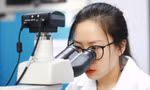 Bạn Lưu Thị Quỳnh Trang (sinh viên khoa Công nghệ Nông nghiệp, Trường ĐH Công nghệ) coi phòng nghiên cứu như ngôi nhà thứ 2 của mình Ảnh: Châu Linh 