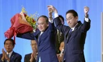 Ông Kishida (ngoài cùng bên phải) chụp ảnh chung với Thủ tướng sắp mãn nhiệm Suga Ảnh: Reuters