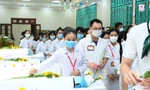 Đặt hoa tưởng niệm những người hiến xác vì y học