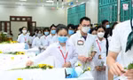 Đặt hoa tưởng niệm những người hiến xác vì y học