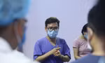 Bác sĩ Ngô Đức Hùng đang tập huấn cho đội ngũ y bác sĩ trước khi vào việc tại bệnh viện dã chiến ở Bắc GiangẢnh: Phạm Ngọc Thanh