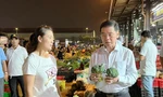 Phó Chủ tịch UBND TPHCM Nguyễn Văn Dũng trò chuyện cùng tiểu thương chợ đầu mối Bình Điền ảnh: U.P