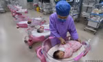 Sau nhiều năm hạn chế sinh đẻ, Trung Quốc giờ đây lại đau đầu về vấn đề dân số giảm 