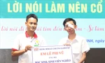 Em Lê Phi Vũ trao 175 triệu đồng ủng hộ học sinh sinh viên nghèo, trích từ hơn 1 tỷ đồng được cộng đồng giúp đỡ phẫu thuật mắt Ảnh: NGÔ TÙNG 