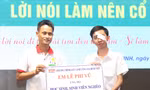 Em Lê Phi Vũ trao 175 triệu đồng ủng hộ học sinh sinh viên nghèo, trích từ hơn 1 tỷ đồng được cộng đồng giúp đỡ phẫu thuật mắt Ảnh: NGÔ TÙNG 