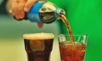 Uống quá nhiều nước ngọt chứa nhiều đường gây hệ lụy không tốt cho sức khỏe 