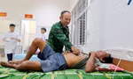Cứu sống 3 ngư dân bị sóng đánh chìm tàu cá trên biển