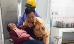 Cảnh sát giao thông Bạc Liêu kịp thời đưa người phụ nữ bị tai biến đi cấp cứu 