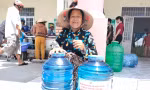 Quân khu 9 chở nước đến người dân vùng hạn, mặn Cà Mau