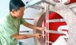 Cận cảnh cây đàn kìm cao hơn 4m làm bằng 500kg muối ở Bạc Liêu 