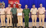 Hành động đẹp của 2 thiếu tá công an Bạc Liêu