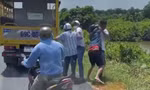 CLIP: Xác minh vụ người đi xe máy 'loạn đả' với học viên và giáo viên dạy lái xe