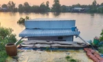 Đêm sạt lở kinh hoàng ở Đầm Dơi, nhiều căn nhà đổ ập xuống sông