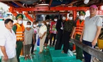 Cứu 8 người nước ngoài trôi dạt trên biển Cà Mau