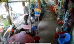 Clip người đàn ông vào tạp hóa hỏi mua rồi phóng xe chở 3 thùng bia bỏ chạy 