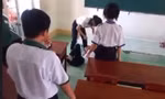 Nhìn nhau không thiện cảm, một nữ sinh bị bạn cùng lớp đánh, quay clip