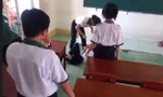 Nhìn nhau không thiện cảm, một nữ sinh bị bạn cùng lớp đánh, quay clip