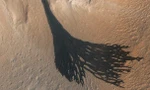 Những 'vệt' dài và tối trên sao Hỏa không phải là dấu hiệu của nước chảy