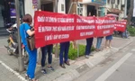 Cư dân mua nhà căng băng rôn vì dự án chậm tiến độ