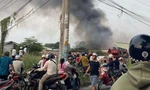 Cháy dữ dội xưởng gỗ ở Thủ Đức, bộ đội giúp dập lửa, di dời tài sản