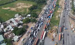 Cửa ngõ phía đông TPHCM ùn tắc từ sáng đến chiều 23 tháng Chạp