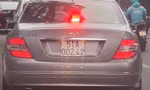 Xác minh ô tô hiệu Mercedes bật đèn giống đèn ưu tiên