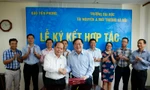 Tổng biên tập báo Tiền Phong Lê Xuân Sơn và Hiệu trưởng trường Đại học Tài nguyên & Môi trường Hà Nội PGS.TS Nguyễn Ngọc Thanh đã ký văn bản hợp tác giữa hai cơ quan. Ảnh: Như Ý