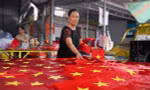 Làng nghề chuyên may, thêu cờ Tổ quốc tất bật trước ngày Quốc khánh 2/9