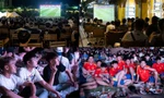 Hàng quán ở Hà Nội đông nghịt khán giả tụ tập xuyên đêm xem bán kết Euro 2024