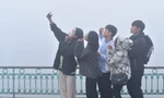 Giới trẻ thích thú check in cảnh sương mù huyền ảo ở Hà Nội trong ngày Tết ông Công, ông Táo