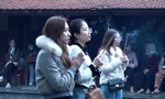 Giới trẻ nô nức đi chùa cầu may trong tháng cuối năm