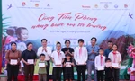 Báo Tiền Phong trao sổ tiết kiệm, thẻ bảo hiểm cho học sinh Lào Cai