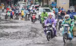 Người Hà Nội chật vật đi làm trong cơn mưa nặng hạt 