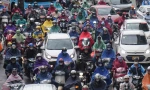 Nhiều tuyến đường Hà Nội ùn tắc hàng tiếng đồng hồ sau cơn mưa lớn kéo dài từ đêm