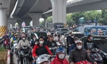 Người dân đổ dồn về quê nghỉ lễ, đường phố Hà Nội đông nghịt chiều 28 Tết