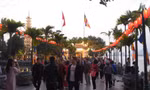 Chiều Mùng 3 Tết, người dân nô nức lễ chùa Trấn Quốc, đường Thanh Niên kẹt cứng