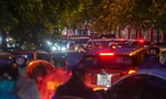 Sau cơn mưa là 'mệt và đói': Người Hà Nội lạc lối giữa tắc đường kéo dài đến đêm