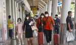 Hành khách nhộn nhịp ở sân bay Tân Sơn Nhất tối Giao thừa