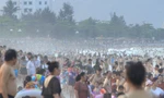 'Biển người' chen chân ở bãi tắm Cửa Lò 